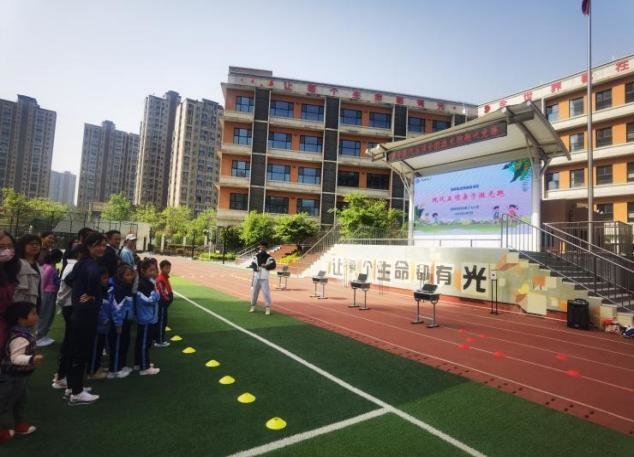 西安高新区：精彩校园激光跑 周末全民健身动起来