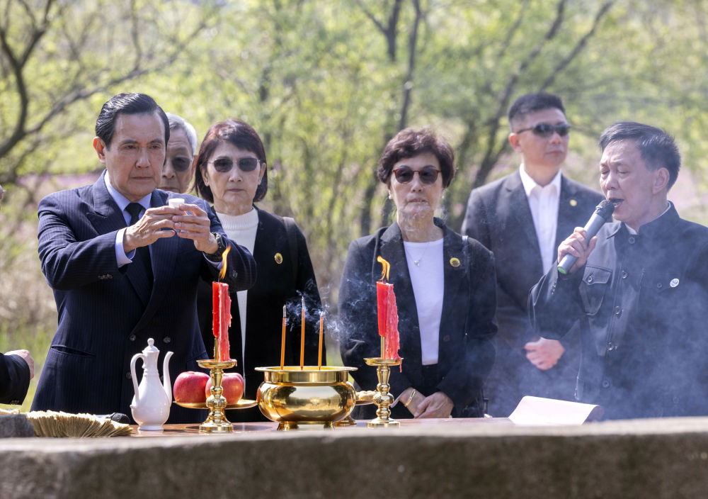 4月1日，马英九先生在马家祖墓前祭拜祖父马立安，表达慎终追远之意。新华社记者才扬 摄