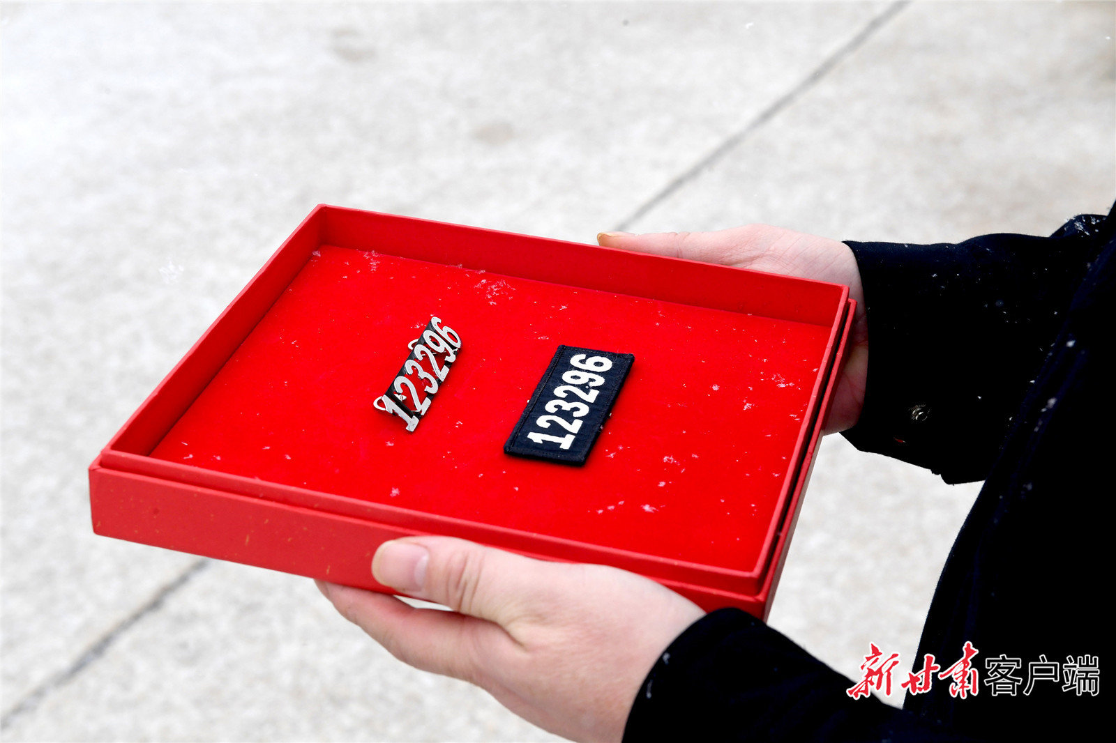 窦轶凡接过父亲的警号，这既是传承，更是责任。