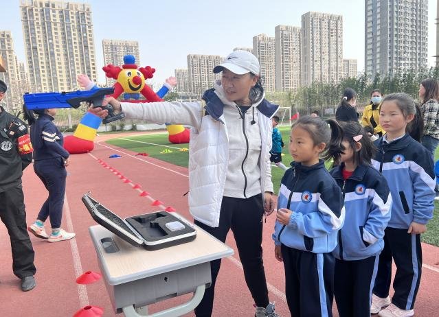 西安高新区：精彩校园激光跑 周末全民健身动起来