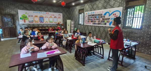 赣州职业技术学院“虔匠之声”志愿服务队赴唐江卢屋村“童心港湾”开展志愿活动