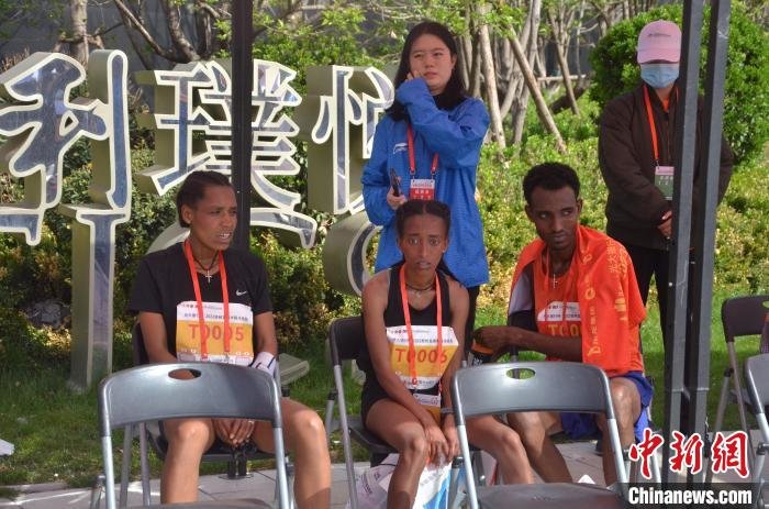 图为三名外籍参赛选手赛后休息。　范晓恒 摄