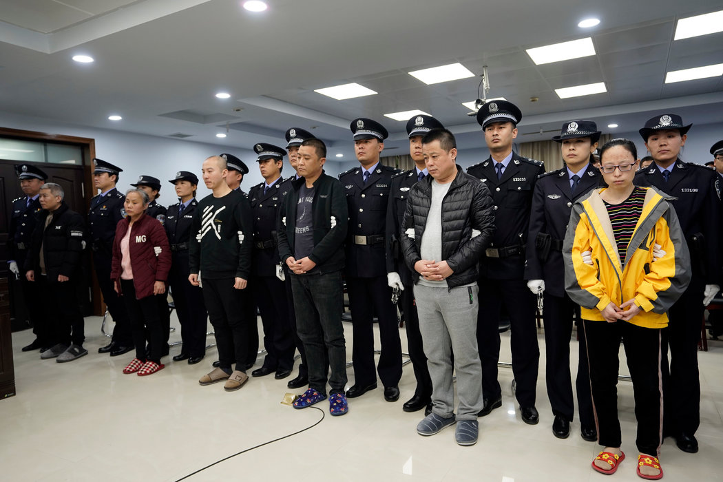 ▎2019年,邢台中级人民法院判决王凤玺等9人走私芬太尼到美国案。这些案件是根据美国缉毒人员提供的线索破获的。被告的团伙首犯被判死缓,另外两人被判处无期徒刑。另一起案件则于上海宣判。中方也邀请了美方赴河北邢台、上海旁听这两起案件的宣判。