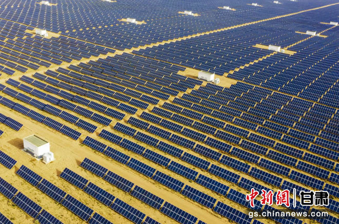 民勤县红砂岗蓝色太阳能光板像向日葵一样逐光而动，汇成的光伏“蓝海”。（资料图）闫长仕 摄