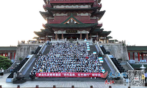 青岛九中400余名学生滕王阁前齐诵《滕王阁序》