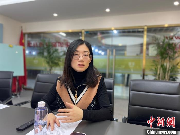安徽省政协委员刘芳是一位铜陵媳妇。2012年，她从世界500强企业辞职，选择与爱人回到铜陵创业。　储玮玮 摄