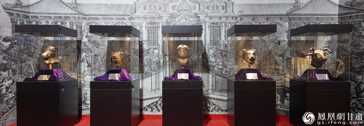 圆明园十二生肖之牛首、虎首、猴首、猪首真品亮相兰州，马首复制品（左）一同参展。甘肃省文旅厅供图