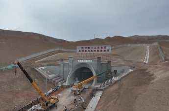 新乌鞘岭隧道建设：四年，只为四分钟！