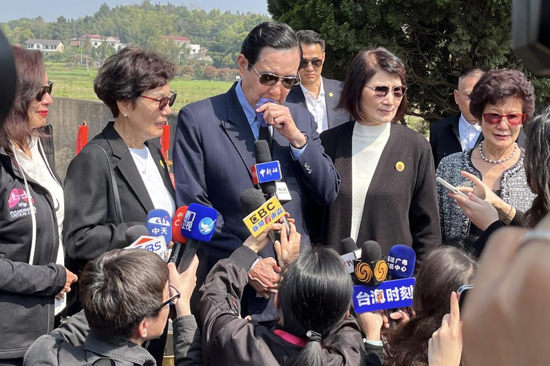 马英九湘潭祭祖读完祭文后哽咽。