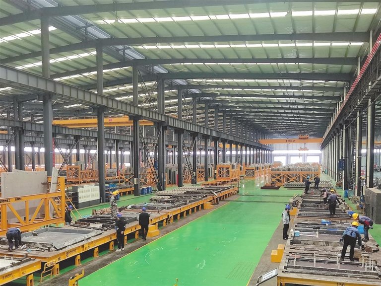 位于抚州高新区的玉茗远大建筑工业有限公司的生产基地PC构建生产线上,工人们正在作业。本报全媒体记者 徐立鸣摄