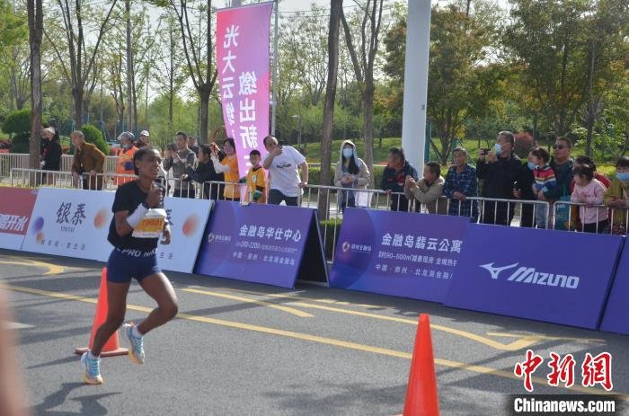 图为一名外籍选手在比赛中。　范晓恒 摄