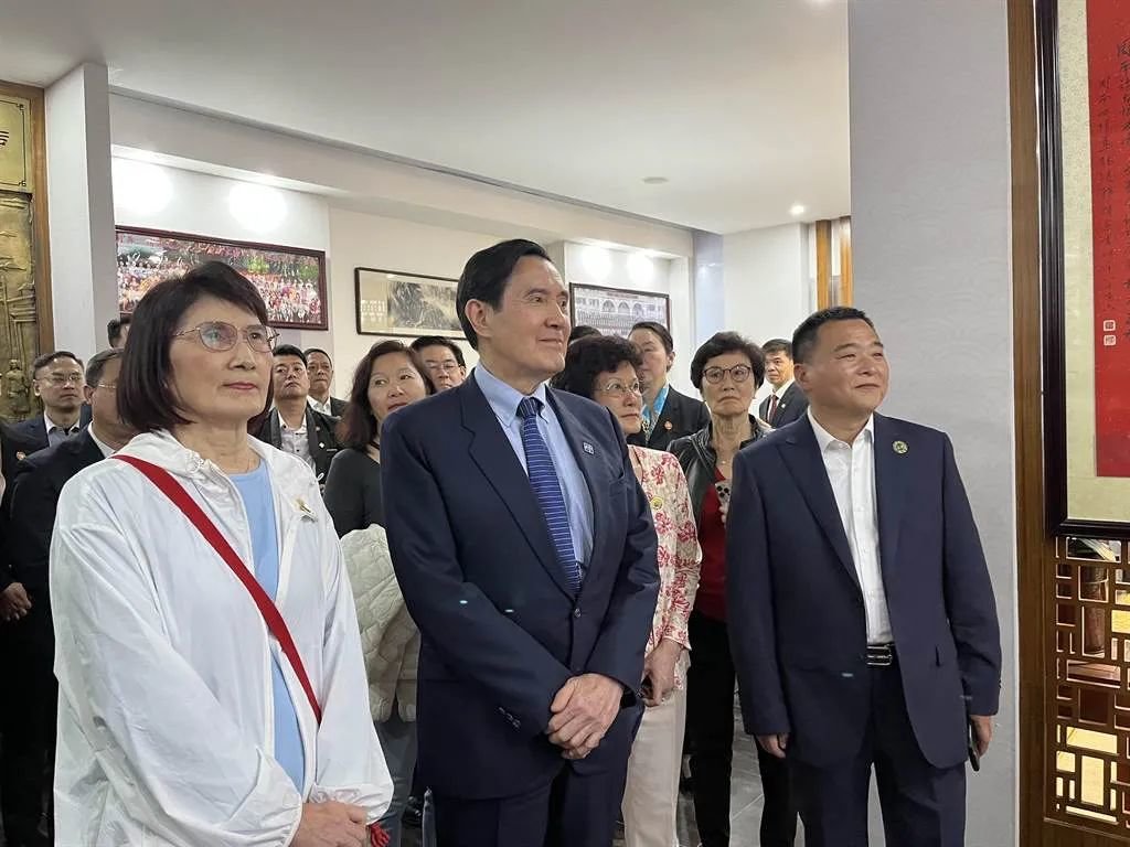 马英九抵达故乡湖南长沙,与姐妹参访母亲秦厚修女士的母校周南中学。图源:中时新闻网