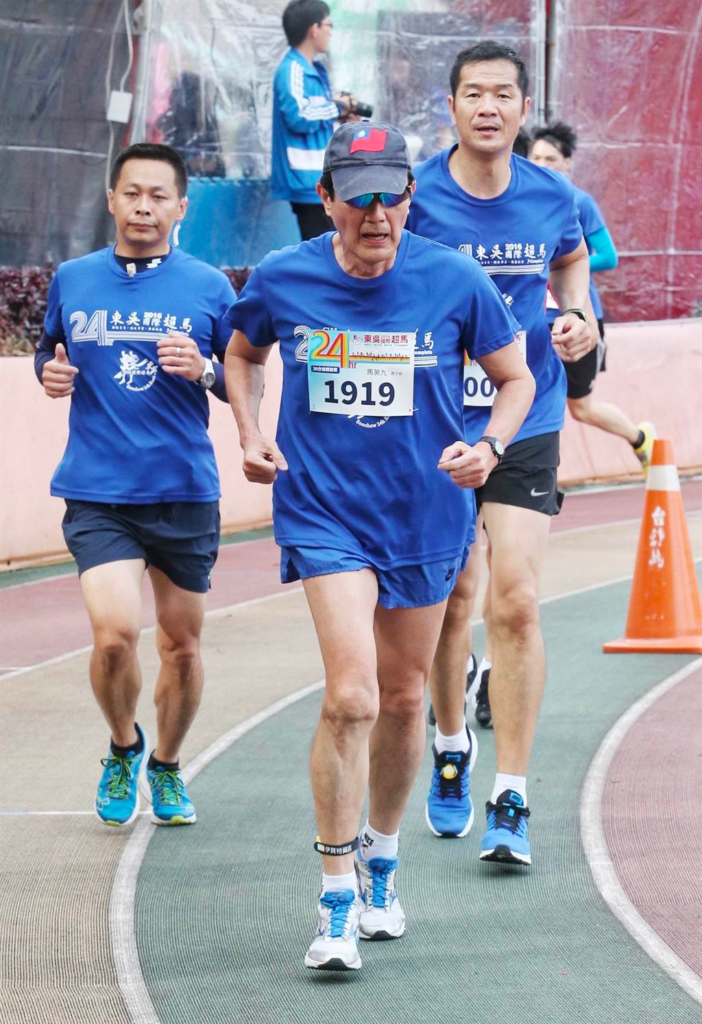 马英九出席2016东吴国际超级马拉松,并亲自领跑,和选手们一起参赛。图源:中时新闻网
