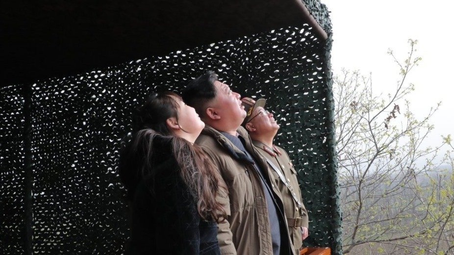 现场！金正恩再次携闺女观看新型洲际导弹发射