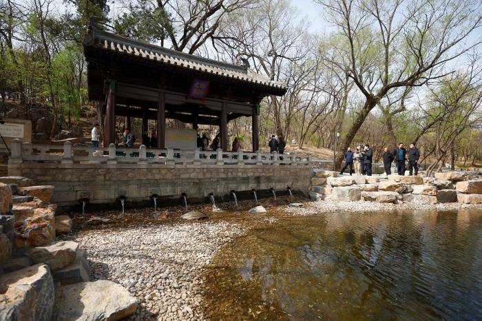 图为北京大运河源头遗址公园内的白浮泉遗址-九龙池.