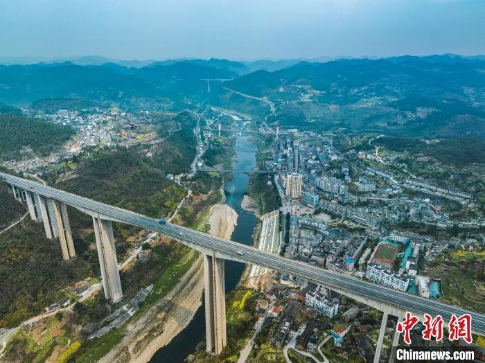 图为贵州省遵义市播州区五桥跨乌江。　唐哲 摄