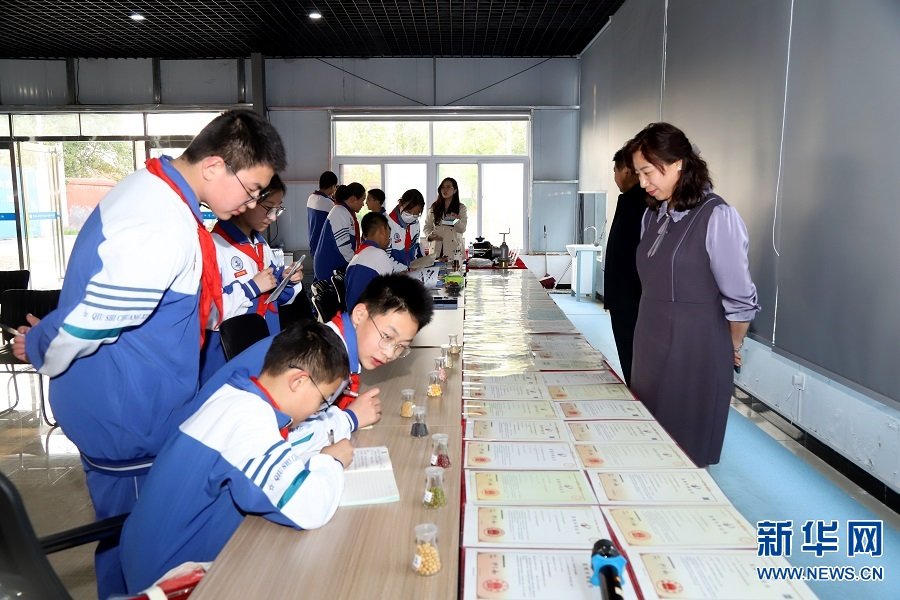 4月7日，中国农业科学院农田灌溉研究所的专家在指导学生上农科实践课。