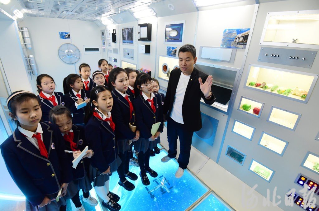4月11日，邯郸市丛台区连城小学的学生们在邯郸市科技馆的航空航天展厅参观。