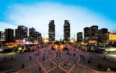 夜景璀璨的郑州东站西广场 正观新闻·郑州晚报记者 马健 图