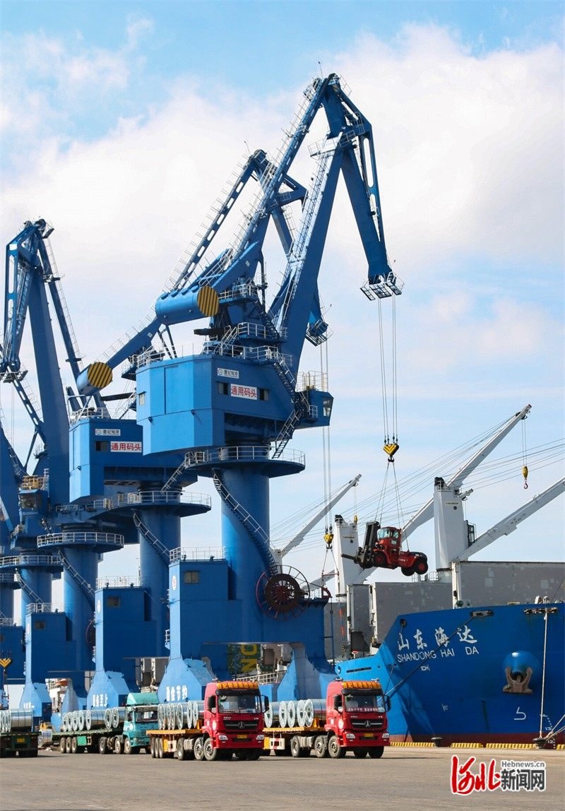 河北港口集团曹妃甸港区，起重机在进行作业。