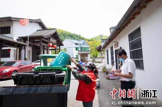 生活垃圾运送现场。徐烽 摄
