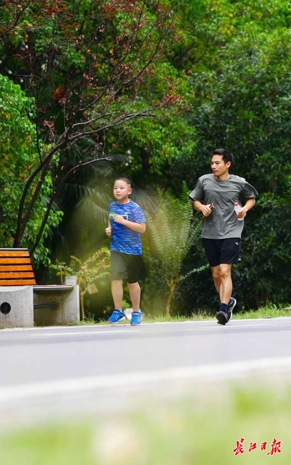 市民在张公堤绿道跑步健身。李永刚 摄
