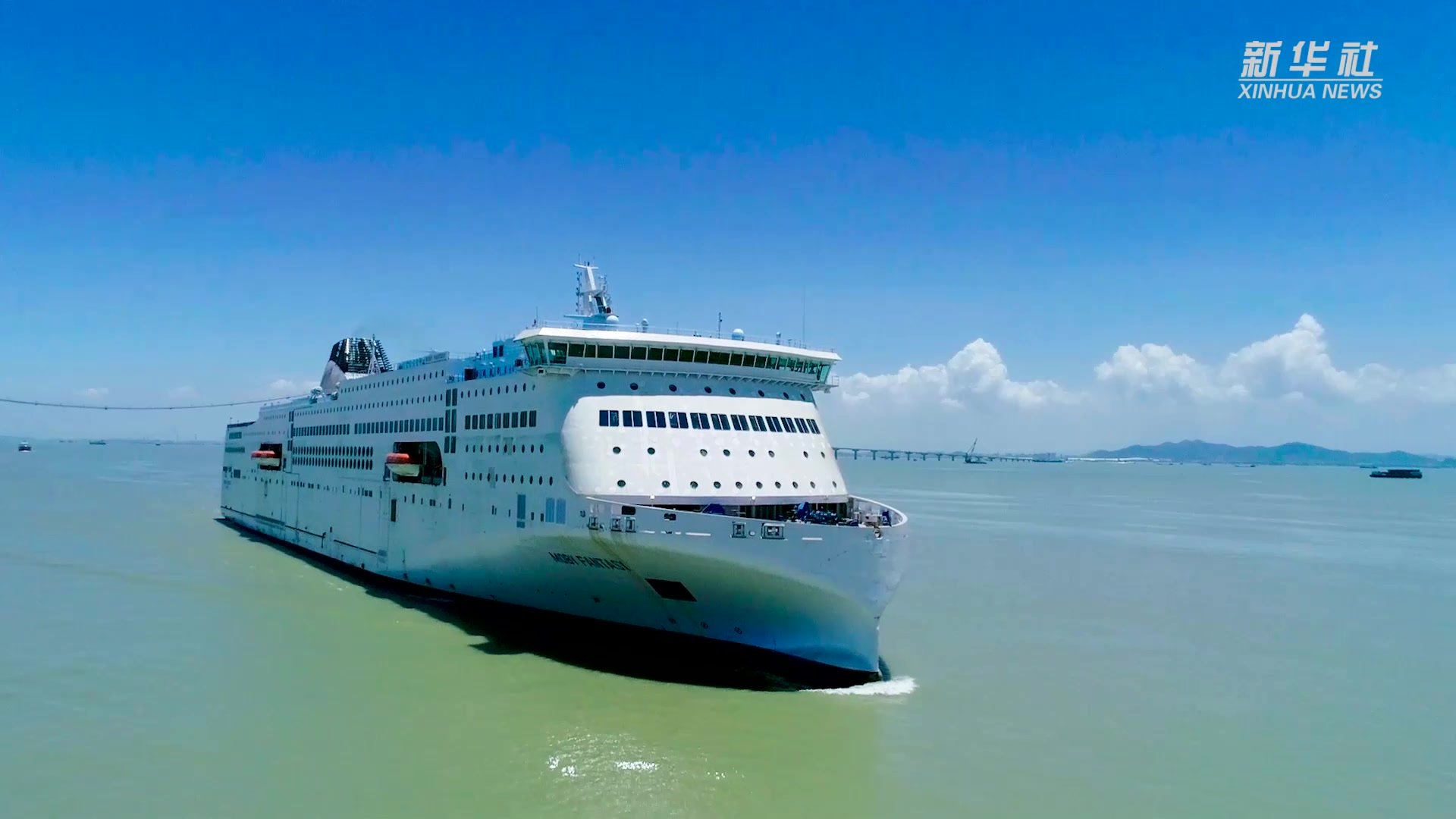 “中国制造”7万吨级豪华客滚船在广州启航