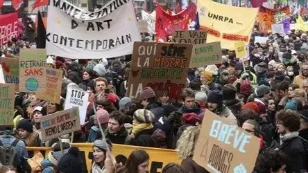 马克龙强推“退休改革法案”引发法国大罢工，时尚之都变“垃圾之城”