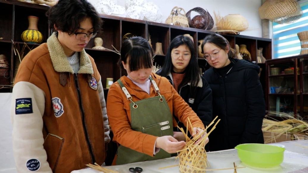 湖南一高校老师教学生做竹编：让他们了解非遗的魅力