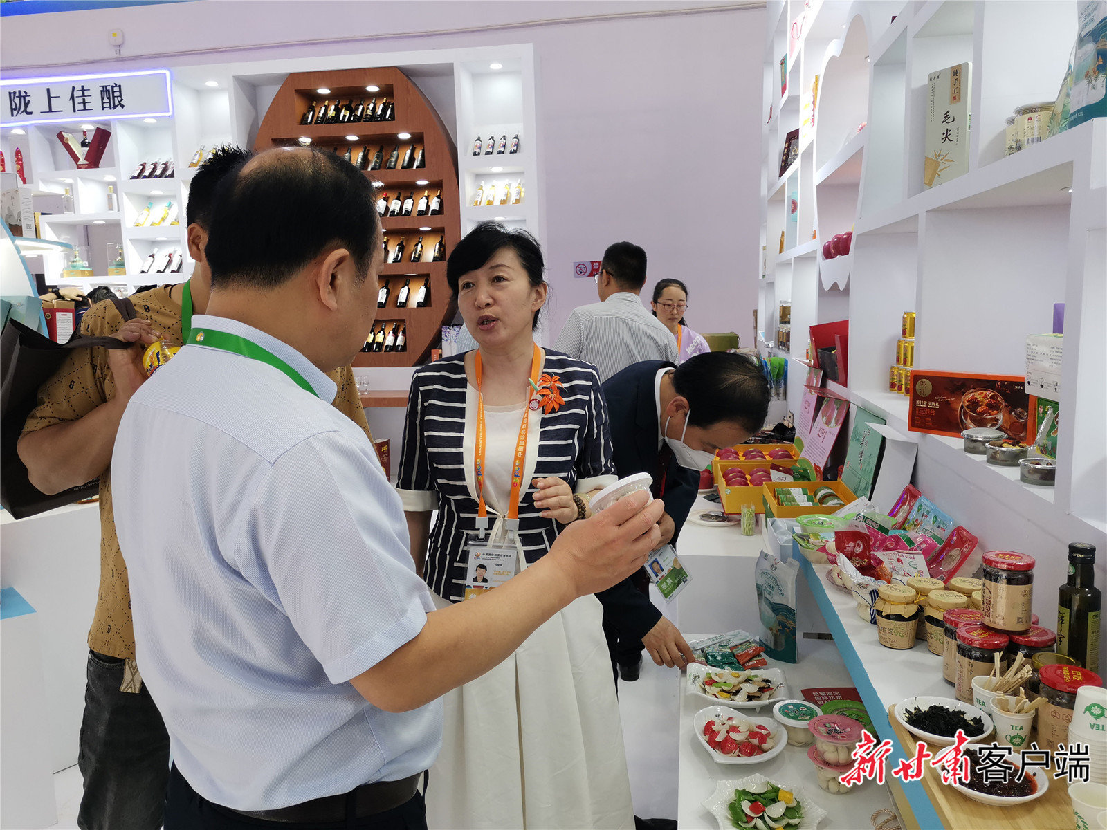 消费者向企业人员咨询产品