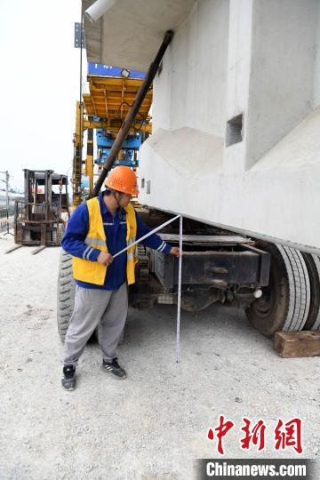 工人在施工中。　蒋雪林 摄