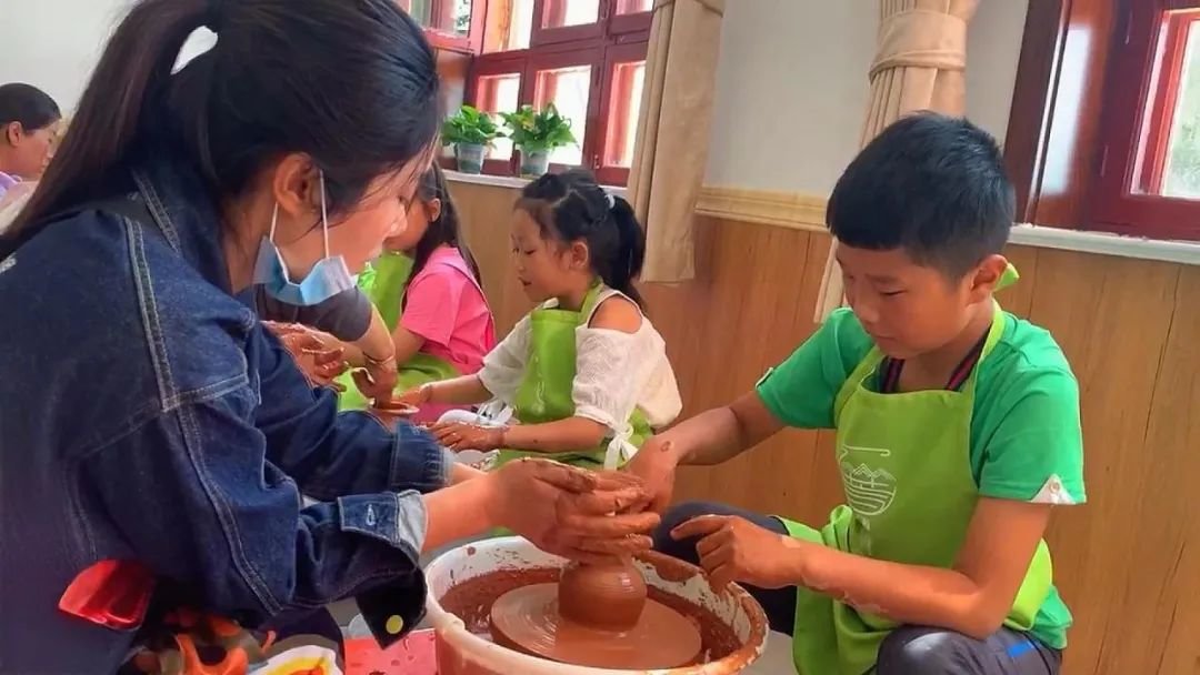 （山丹四坝文化馆里 孩子们正在体验制作陶艺）
