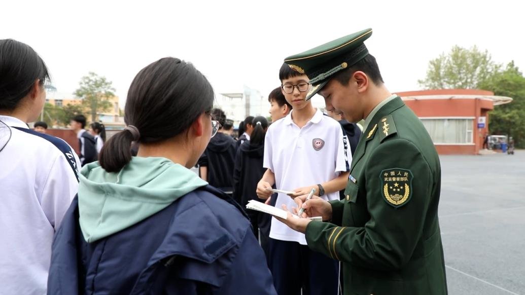 武警到学校普及国家安全知识变“明星”，学生围着要签名
