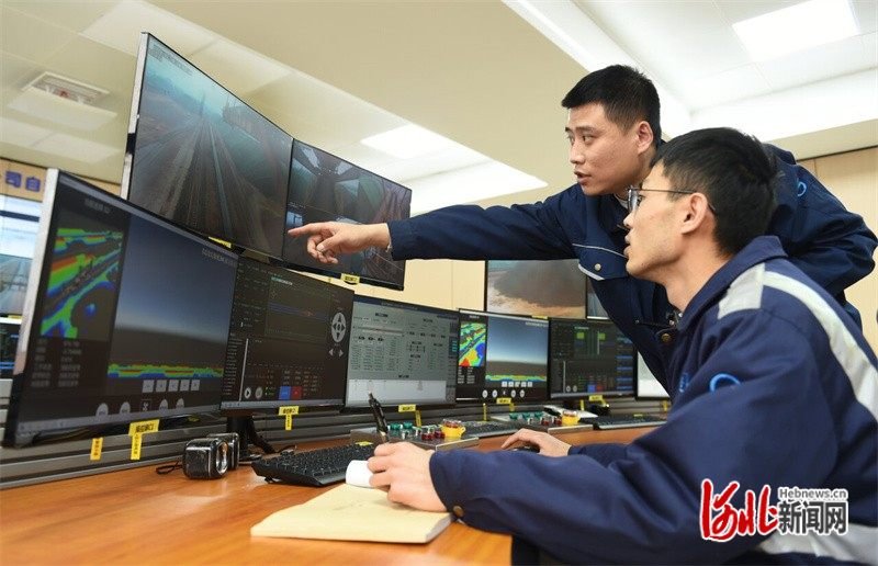 在河北港口集团黄骅港综合港区，工作人员远程监控货船作业情况。