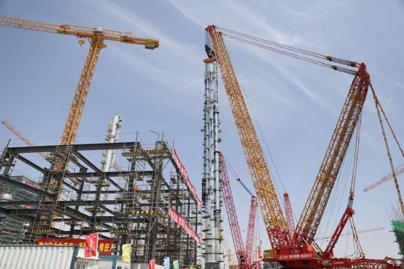 中国石化镇海基地二期项目超大设备成功首吊