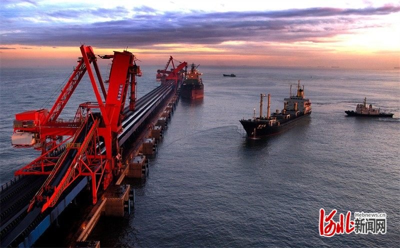 货轮在河北港口集团秦皇岛港进行装船作业。