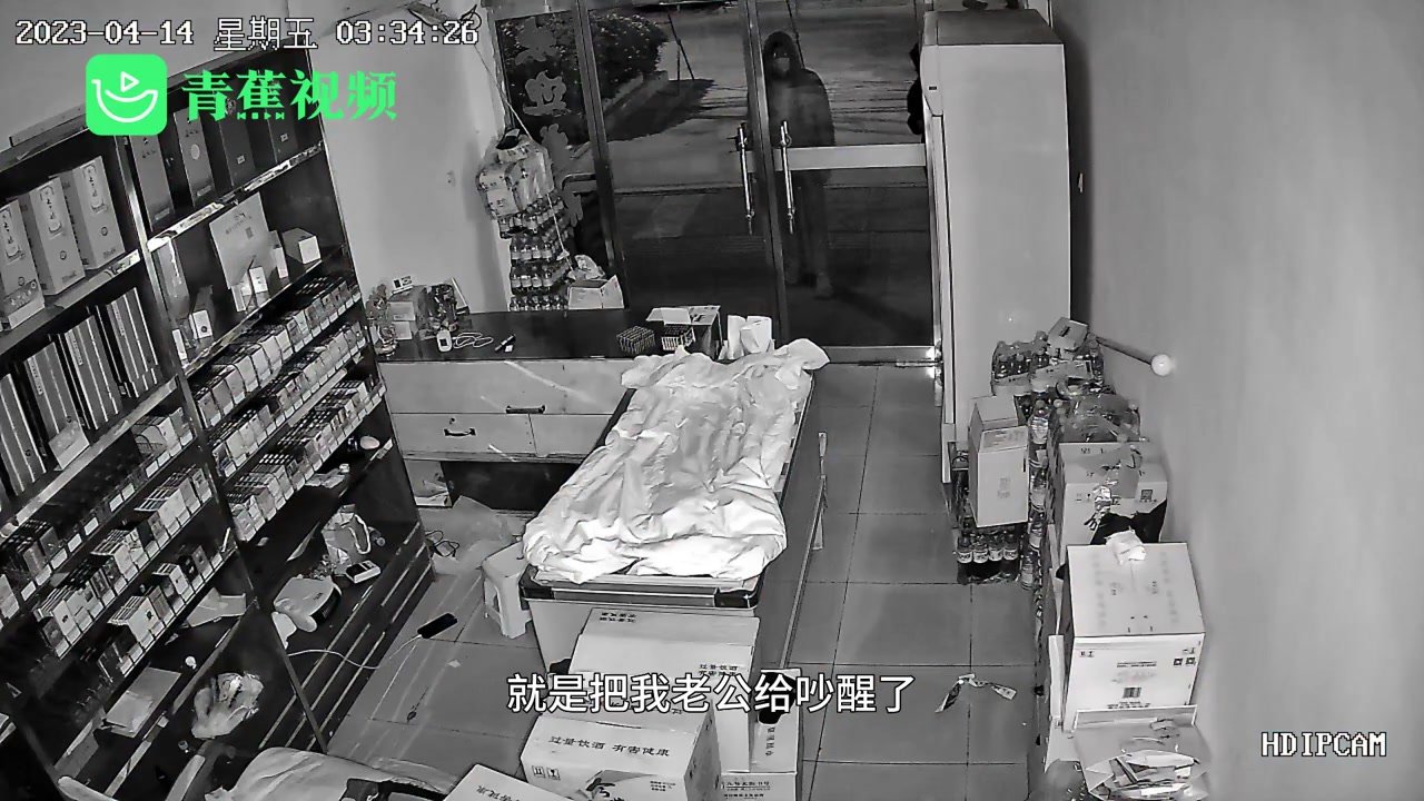 男子深夜踹门进店撞到店主拔腿就跑 老板娘：估计要偷东西，幸亏有人守店