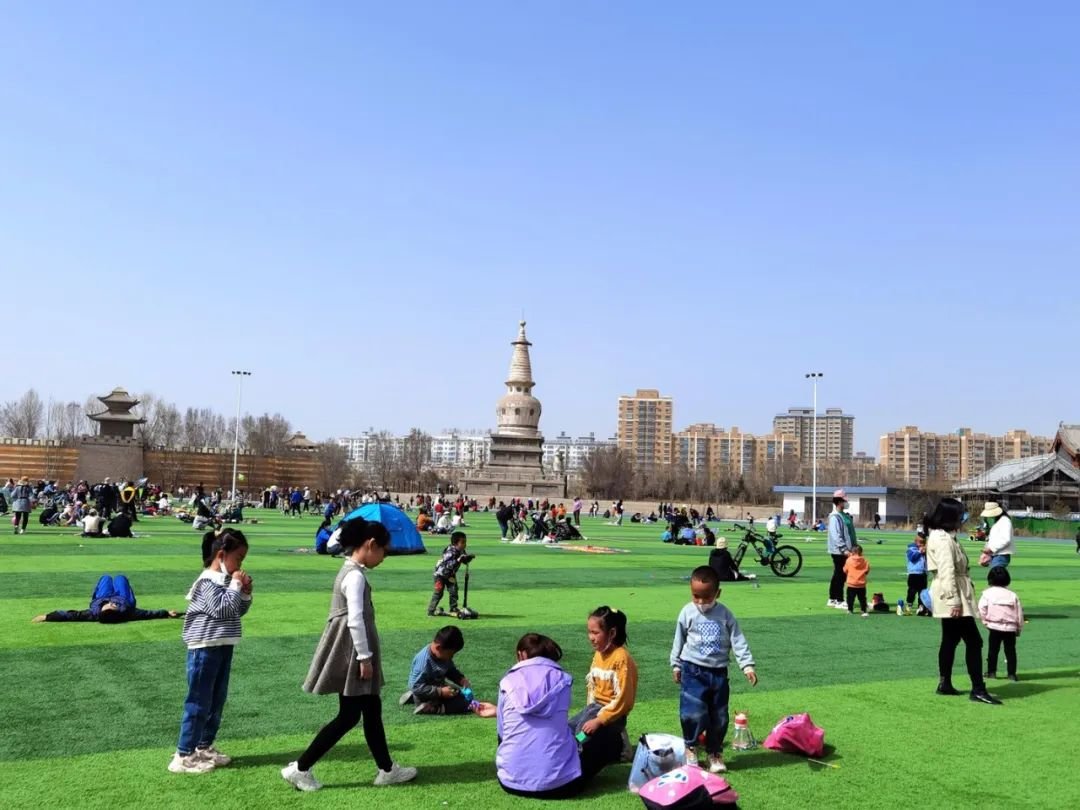 （南湖生态公园操场上好不热闹）