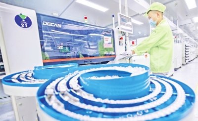 葛店经开区湖北瑞华光电项目无尘车间内，技术人员正在进行封装作业。