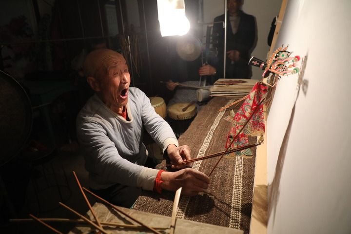 3月15日，甘肃省庆阳市环县道情皮影艺人敬廷佑正在进行皮影表演。组图均由本报记者 张睿 摄