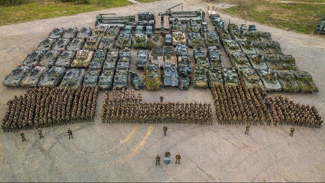 北约一个多国营级战斗群常由3-5个国家派出部队联合编成,以上为部署在立陶宛的战斗群合照