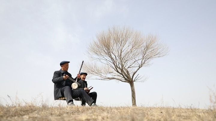 3月15日，甘肃省庆阳市环县道情皮影艺人敬廷孝（左）与敬廷佑（右）在皮影演出前练习。