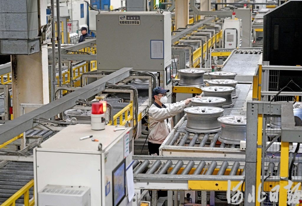 近日，中信戴卡秦皇岛铝车轮工厂员工在智能化生产线上工作。