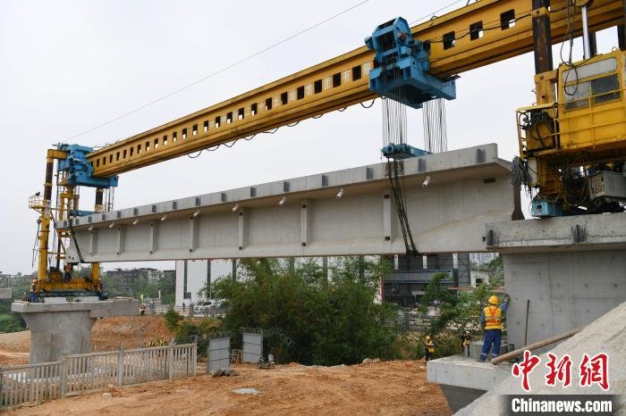 柳州铁路枢纽圩东双线特大桥架梁广西北上堵点将打通