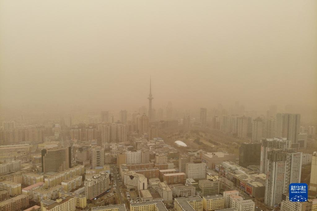 这是4月10日下午拍摄的哈尔滨市主城区一角(无人机照片)。当日,我国北方多地出现沙尘天气。新华社记者 谢剑飞 摄