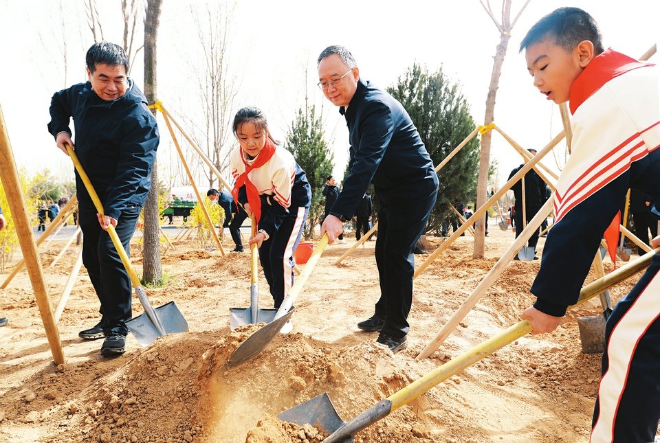 山西省委副书记、省长金湘军参加义务植树活动。山西日报记者 李兆民 摄