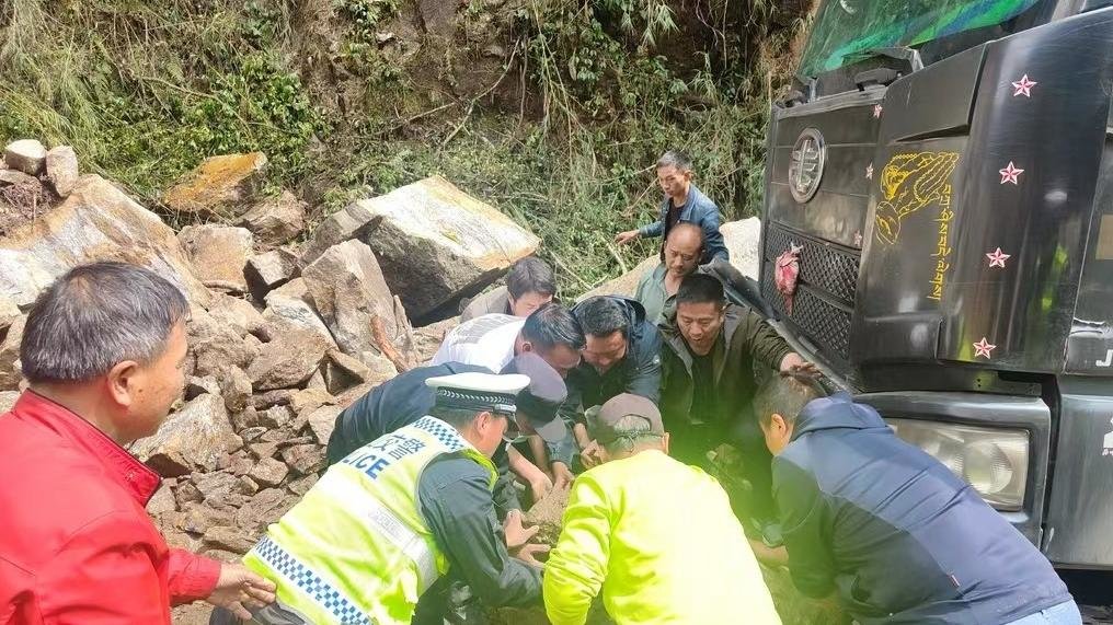 旅游时遭遇山体滑坡，46名湖南游客出手了