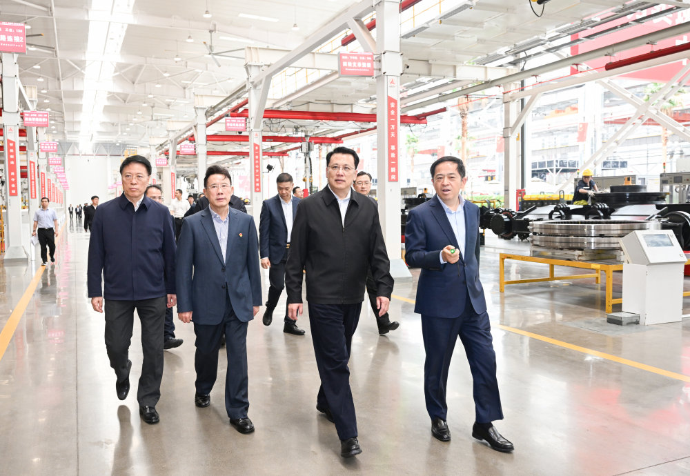4月12日，三一(重庆)智能装备产业园，市委书记袁家军了解智能工程机械、智能工程卡车等研发生产情况。苏思 摄
