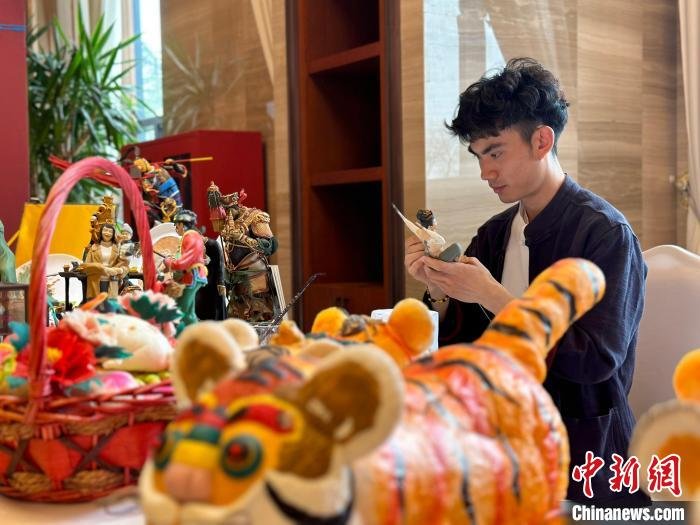 图为平凉非遗文创产品主题展示展销现场。　魏建军 摄