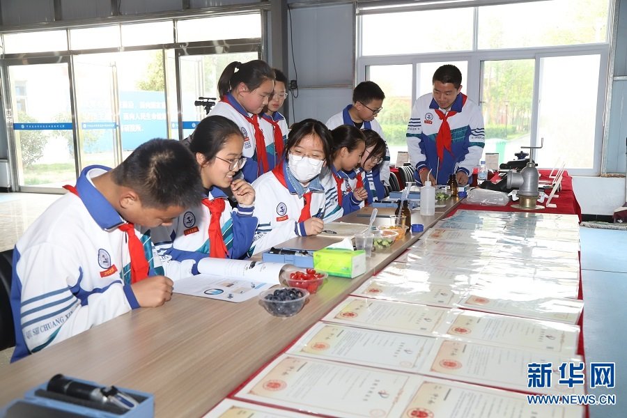 4月7日，中国农业科学院农田灌溉研究所，学生们在上农科实践课。